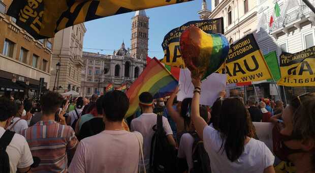 Pride a Roma, folla in piazza e slogan pro Ddl Zan: « Vogliamo i nostri diritti»