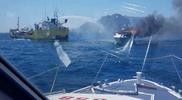 Barca in fiamme a Capri, diportisti salvati da altre natanti
