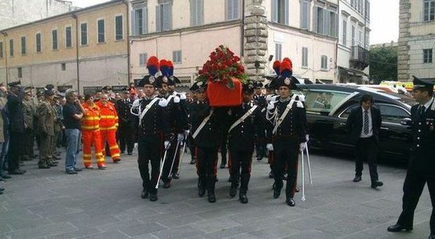 Tolentino, folla ai funerali del carabiniere La moglie: "Il nostro è un amore eterno"