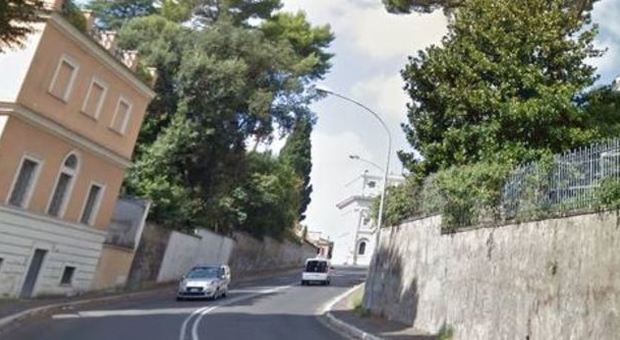 Roma, trovato impiccato a una recinzione con un guinzaglio, vittima è clochard