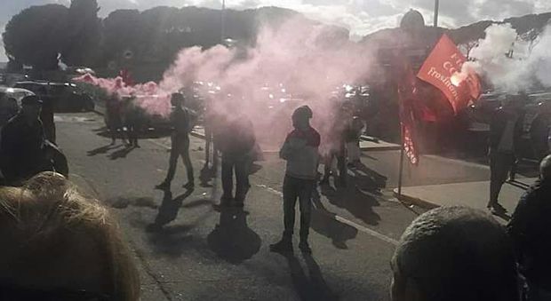 Cassino operai protestano davanti fabbrica Fca