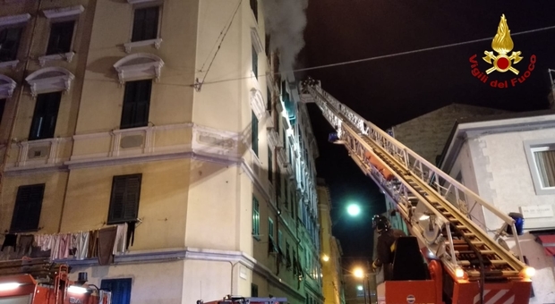 Appartamento in fiamme nella notte: 18 inquilini intossicati
