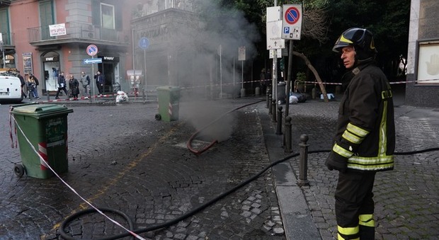 Napoli, blackout e panico a Chiaia: in fiamme cavi elettrici nel sottosuolo