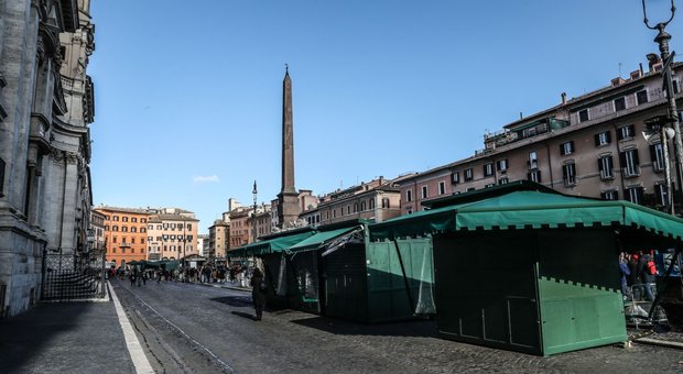 Piazza Navona, M5S: «Riapre il mercatino dopo sequestro dei vigili»