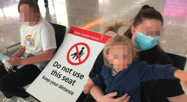 Mamma dorme per terra in aeroporto con i tre figli piccoli: «Non ci fanno tornare a casa, colpa delle regole anti Covid»