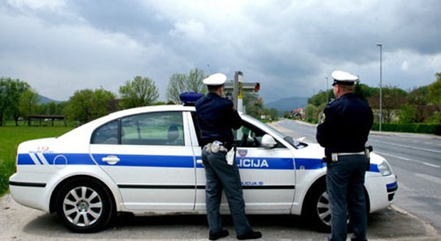 «Picchiato dai poliziotti sloveni»: il figlio della "vittima" paga le multe