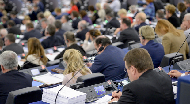 Parlamento Ue vara stretta sulla formazione dei gruppi politici