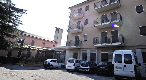 Pesaro, fiamme a Santa Colomba i pompieri salvano la casa di riposo