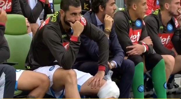 Napoli in ansia per Albiol: l'azzurro esce con una fasciatura al ginocchio