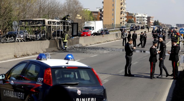 Tentata strage sul bus di studenti, i carabinieri: «Grazie ai nostri eroi di Milano»