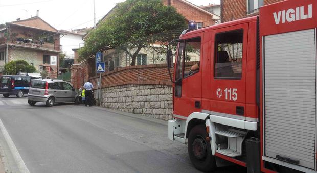 Perugia, paura a San Marco: sbatte contro un muro e centra tubo del gas davanti alla scuola elementare