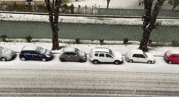 Udine, temporale di neve violento e improvviso: città imbiancate, danni a campi e auto