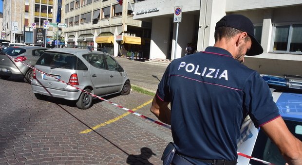 Terni, Giallo per una Mercedes rubata in città e abbandonata di fronte al tribunale: Arrivano gli artificieri