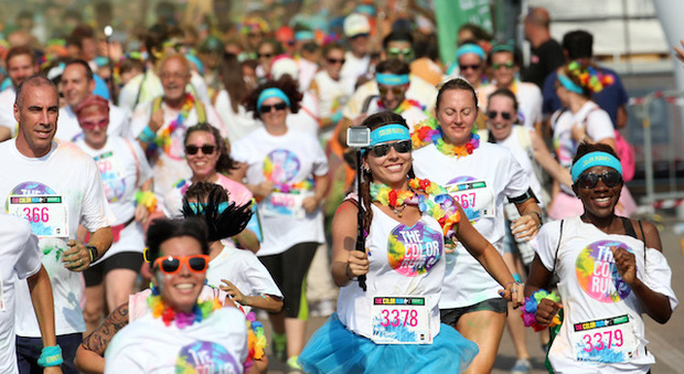 The Color Run, in 15 mila per la festa tra corsa e musica a San Siro