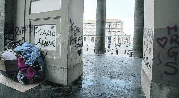 Napoli, altro che grate: piazza Plebiscito terra di nessuno, di notte le sfide dei pitbull