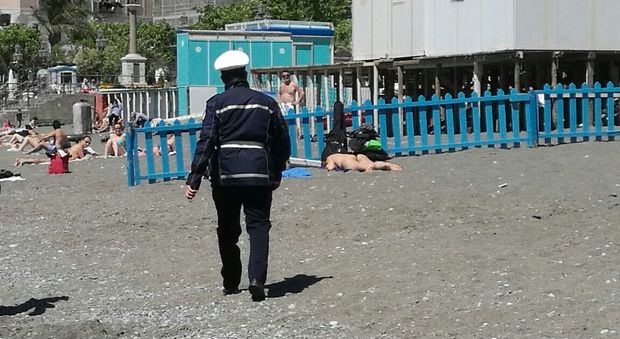 Napoli, nudiste in spiaggia a Minori, Il sindaco: siamo noi in errore