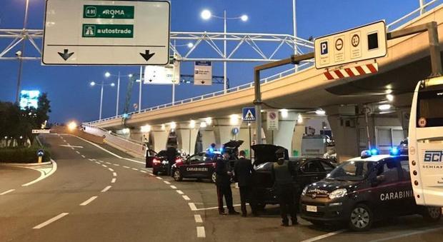 Fiumicino, sostavano nei terminal dell'aeroporto senza titolo: carabinieri bloccano 3 Ncc