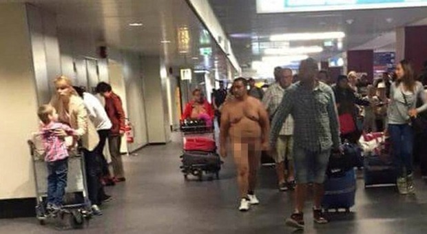 Fiumicino, uomo nudo in aeroporto: la foto fa il giro del web