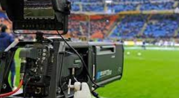 Diritti tv Serie A: offerte (basse) da Sky, Dazn e Mediaset. Dopo la Rai si sfila anche Amazon