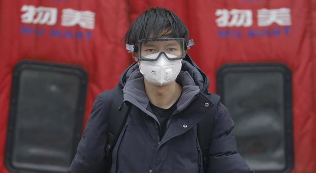 Coronavirus, 23enne uccide 2 guardie cercando la fuga dalla zona rossa: prima condanna a morte in Cina