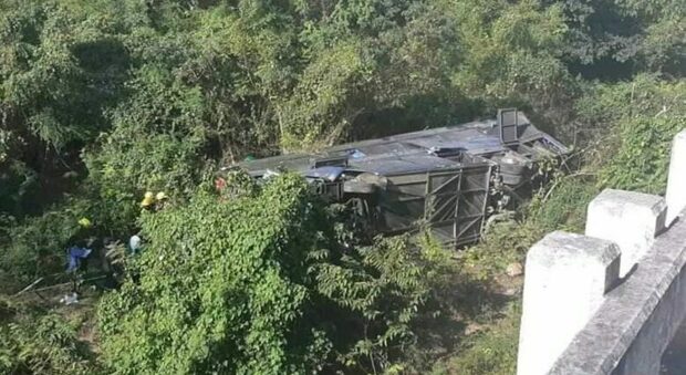Bus si ribalta e cade dal ponte a Cuba: muoiono 10 insegnanti, 25 feriti