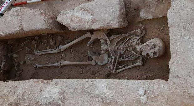 Salento, scheletro umano di (probabile) epoca medievale ritrovato durante i lavori di riqualificazione della piazza