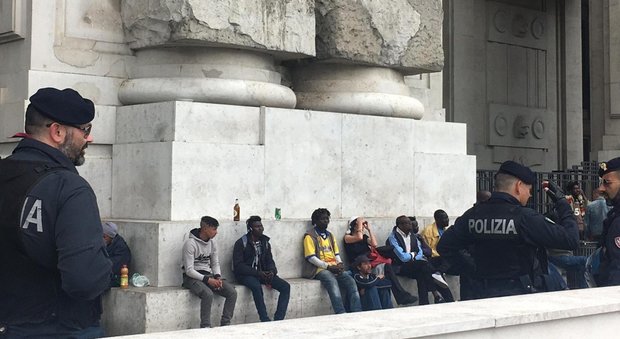 Migranti, il maxi blitz della polizia alla stazione di Milano diventa un caso politico. Sala: avvisato all'ultimo. Maroni: sto con gli agenti