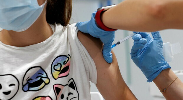Prosegue la campagna di vaccinazione contro il Covid (Foto: Ansa)