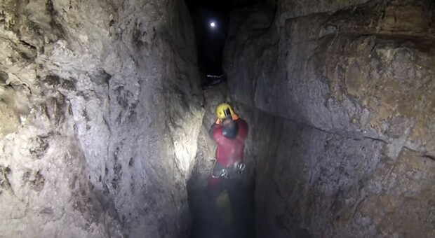 Speleologa di 25 anni intrappolata a 200 metri di profondità nella Grotta del Falco: i soccorsi al lavoro