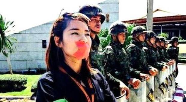 Golpe in Thailandia, pugno duro dei militari arrestata l'ex premier Yingluck Shinawatra