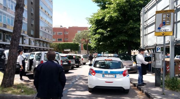 Blitz contro i parcheggiatori abusivi a Fuorigrotta, diversi deferiti