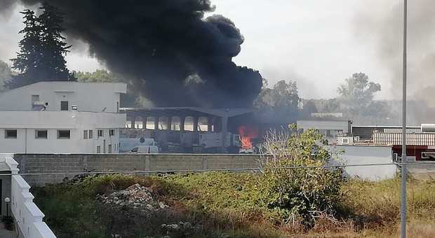 Incendio nel deposito Monteco: tre camion e plastiche in fiamme