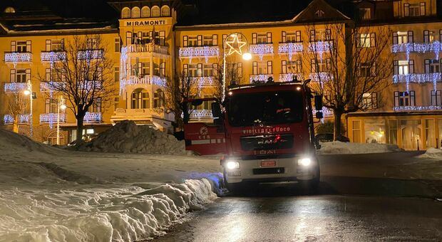 Vigili del fuoco davanti al Miramonti di Cortina