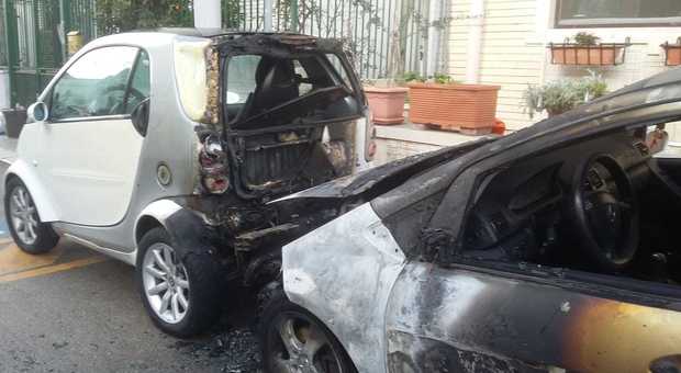 Ancora una notte di fuoco nel Salento: in fiamme l'auto di un poliziotto in pensione. La pista della vendetta