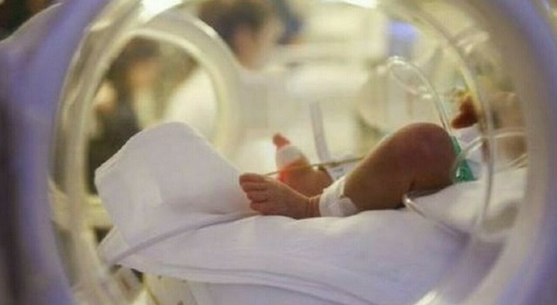 Neonato muore due giorni dopo la nascita: giallo sulle cause. L'incubo per i due neogenitori