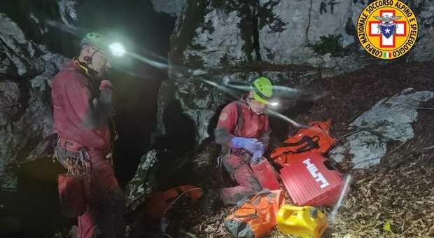 Speleologa di 25 anni portata in salvo dai soccorritori: era rimasta intrappolata a 200 metri di profondità nella Grotta del Falco
