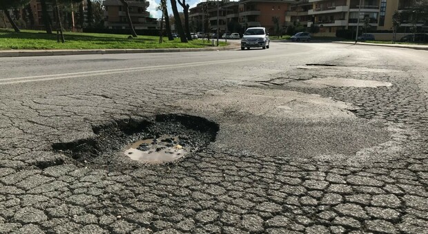 Buche stradali a Roma, lavori flop: i rattoppi dell'asfalto non resistono ad auto e pullman