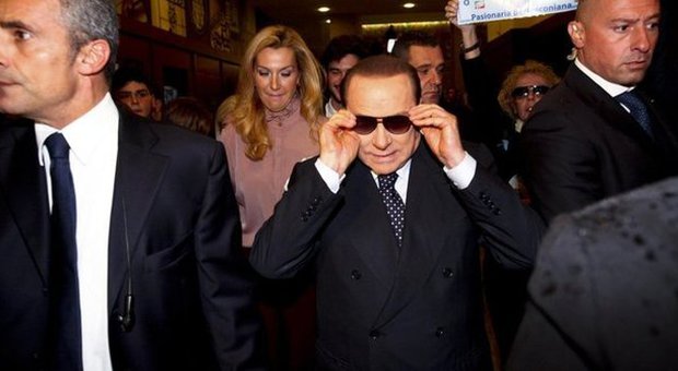 Berlusconi ai pensionati: "Se torno al governo avrete dentista, cinema, treno e taxi gratis"