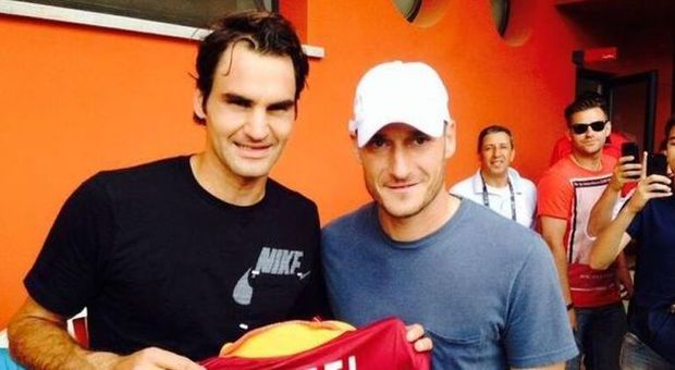 Totti e la Roma invadono il Foro: sfida a tennis con Federer e Sharapova