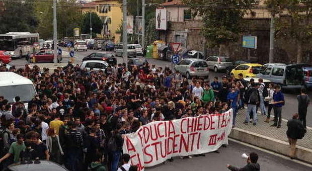 Studenti in corteo verso piazza della Repubblica