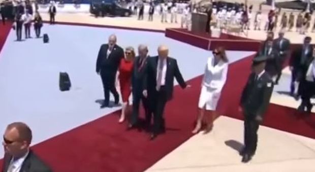 Trump, siparietto in Israele: cerca la mano di Melania, ma lei la respinge