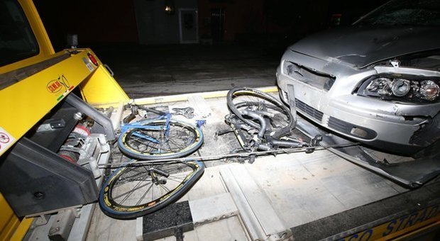 Due ciclisti travolti e uccisi da un'auto. Il conducente era ubriaco e senza assicurazione