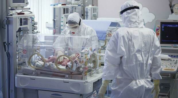 Neonato morto dopo il parto, ginecologa a processo: la mamma non è stata operata d’urgenza