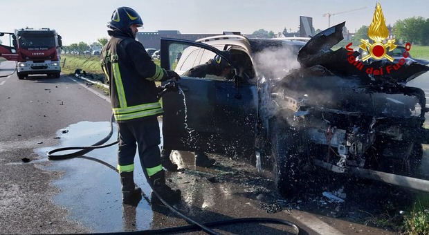 Perde il controllo dell'auto e si schianta contro il guard rail: la Mercedes prende fuoco