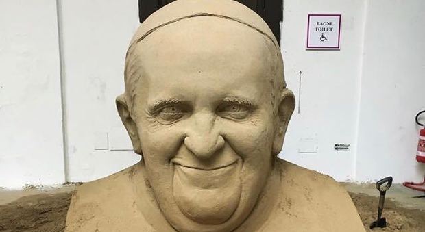 «Il presepe di sabbia» di Salerno conquista anche Papa Francesco
