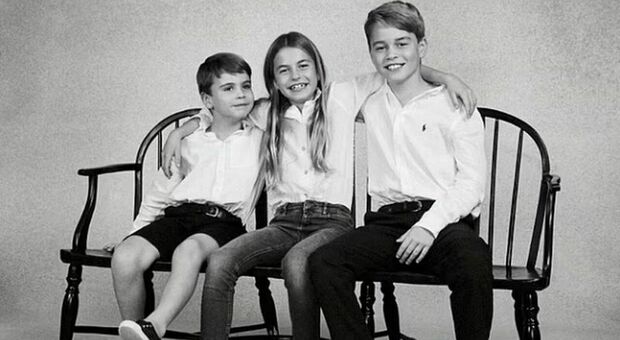 Louis, Charlotte e George nella nuova foto di Kate e William per gli auguri di buone feste