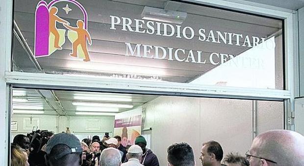 Nell'ambulatorio del Papa arrivano 200 pazienti al giorno