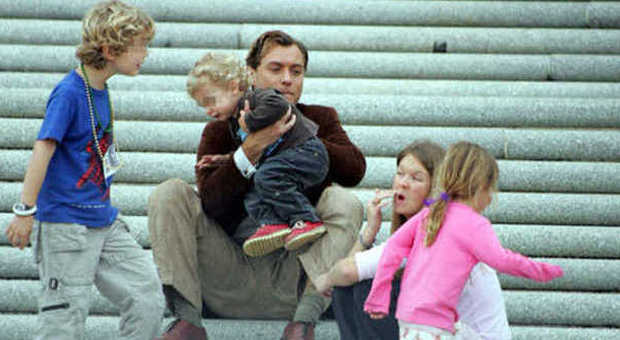 Jude Law aspetta un figlio dall'ex fidanzata. Per l'attore è il quinto. "Lo cresceranno insieme"