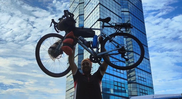 Si licenzia per girare il Giappone in bicicletta, l'avventura dell'ex cuoco di Fontanelle Riccardo Rossetto