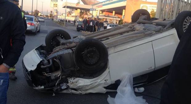 Paura a via Argine, auto si ribalta Due feriti in ospedale